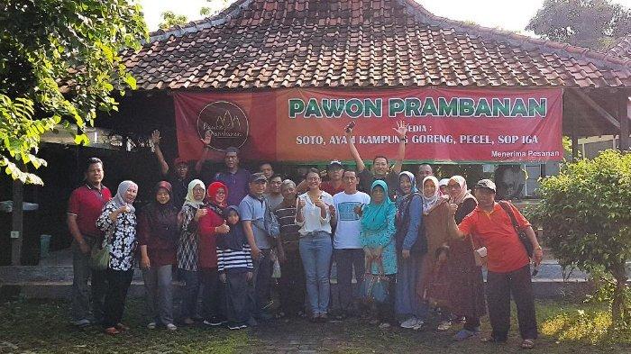 Romongan dinas pendidikan Ponorogo berkunjung ke Pawon Prambanan, Klaten, Jawa Tengah.