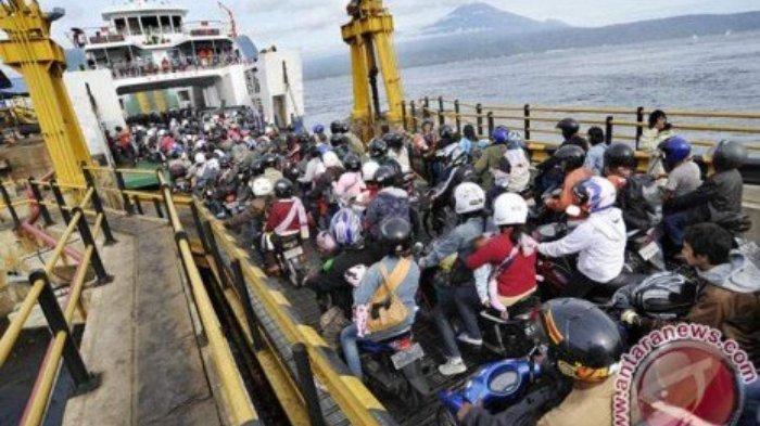Arus mudik di Pelabuhan Gilimanuk.