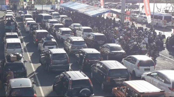 Antrean para pemudik memasuki Pelabuhan Gilimanuk, Bali, Rabu (19/4/2023).