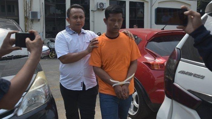 Pelaku pembunuhan istri di Bekasi gunakan baju tahanan warna oren.