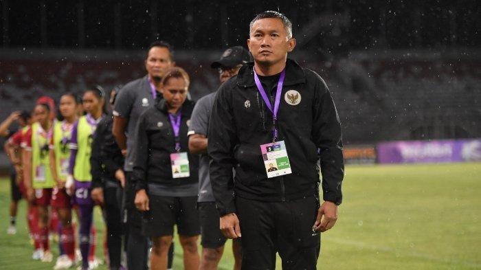 Pelatih Timnas Putri Indonesia, Rudy Eka Priyambada sedang berbaris dalam laga pembuka Piala AFF U19 Wanita 2023 di Palembang.