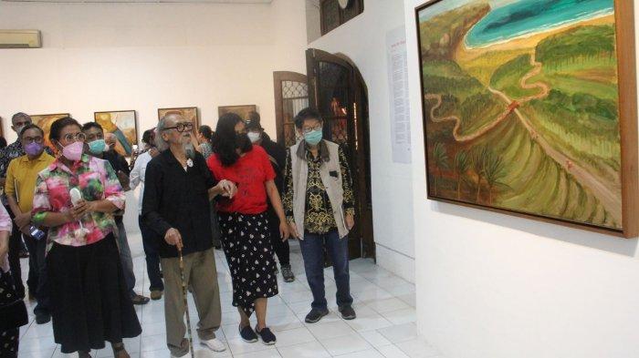 Pelukis Djoko Pekik (kedua dari kiri) menunjukkan lukisannya kepada mantan Menteri Kelautan dan Perikanan Susi Pudjiastuti (paling kiri) dalam pembukaan pameran tunggal bertajuk Gelombang Masker, Sabtu (26/3/2022) malam, di Bentara Budaya Yogyakarta, Kota Yogyakarta.