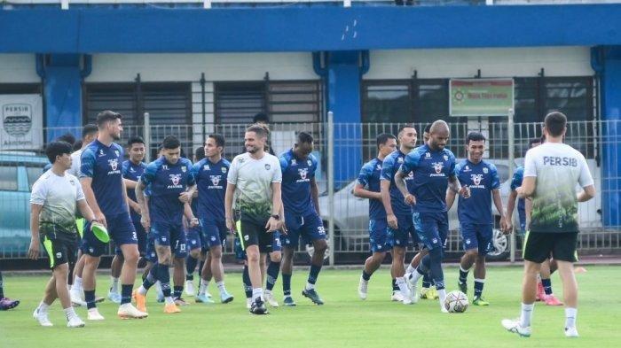 Pemain Persib Bandung mengikuti latihan untuk persiapan kompetisi Liga 1 2023/2024 musim depan.