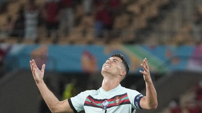 Pemain depan Portugal Cristiano Ronaldo bereaksi selama pertandingan sepak bola babak 16 besar UEFA EURO 2020 antara Belgia dan Portugal di Stadion La Cartuja di Seville pada 27 Juni 2021.