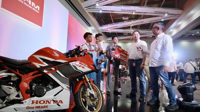 Pemenang dari SMK di Jawa Tengah berfoto bersama perwakilan Main Dealer Astra Motor Jateng