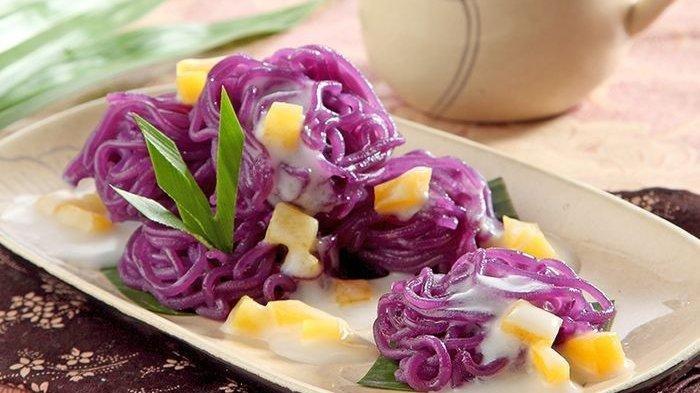 Penyajian putu mayang dilengkapi dengan gula cair, sehingga menambah cita rasa legit kue basah satu ini (sajiansedap.grid.id)