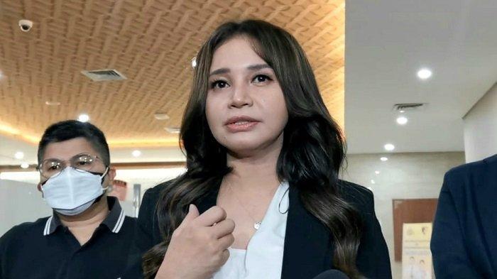 Penyanyi Rossa usai jalani pemeriksaan di Bareskrim Mabes Polri, Kebayoran Baru, Jakarta Selatan, Kamis (21/4/2022).
