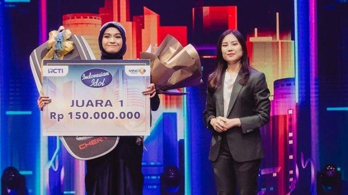 Penyerahan hadiah untuk Salma Salsabil sebagai Juara Indonesian Idol 2023.