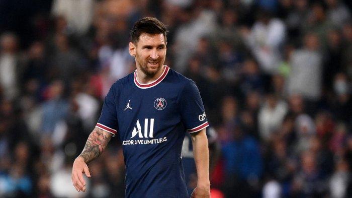 Penyerang Paris Saint-Germain asal Argentina Lionel Messi bereaksi selama pertandingan sepak bola Ligue 1 Prancis antara Paris-Saint Germain (PSG) dan Olympique Lyonnais di Stadion Parc des Princes di Paris pada 19 September 2021.