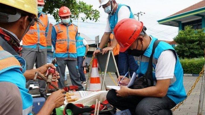 Petugas PLN saat mengecek peralatan kerja