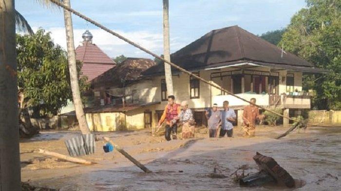 Petugas menyelamatkan warga dari Bencana Banjir Bandang di Lahat.