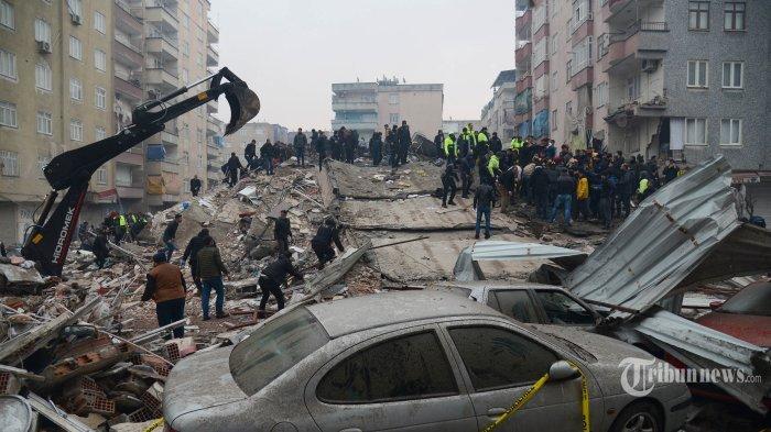 AFP/ILYAS AKENGIN
Orang-orang mencari korban selamat di Diyarbakir, pada 6 Februari 2023, setelah gempa berkekuatan 7,8 melanda tenggara negara itu. - Setidaknya 284 orang tewas di Turki dan lebih dari 2.300 orang terluka dalam salah satu gempa terbesar di Turki dalam setidaknya satu abad, saat pekerjaan pencarian dan penyelamatan berlanjut di beberapa kota besar.