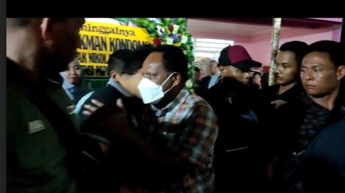 Pj Gubernur Papua Pegunungan Nikolaus Kondomo tiba di rumahnya di Pedurungan untuk mengantarkan jenazah putrinya yang tewas mencurigakan. Polisi masih menyelidiki kasus tersebut, Kota Semarang, Jumat (19/5/2023) malam.