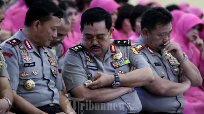 Mantan kapolda Sulsel, Irjen Pol Burhanuddin Andi (tengah) memperlihatkan tanda jabatan Polri kepada Wakapolda Sulsel, Brigjen Pol Ike Edwin (kiri) bersama Kapolda Sulsel, Irjen Pol Anton Setiadi (kanan) disela serah terima ibu asuh Polwan Polda Sulsel di SPN Batua, Makassar, Sulsel, Minggu (14/9/2014). Irjen Pol Burhanudin Andi menjabat sebagai kapolda Sulsel selama 2 tahun 1 bulan dan dimutasi menjadi Koordinator Staf Ahli Kapolri.