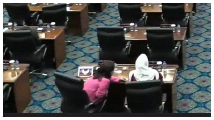 Politikus PDIP sekaligus anggota DPRD DKI Jakarta, Cinta Mega, diduga bermain judi slot saat rapat paripurna, (20/7/2023).