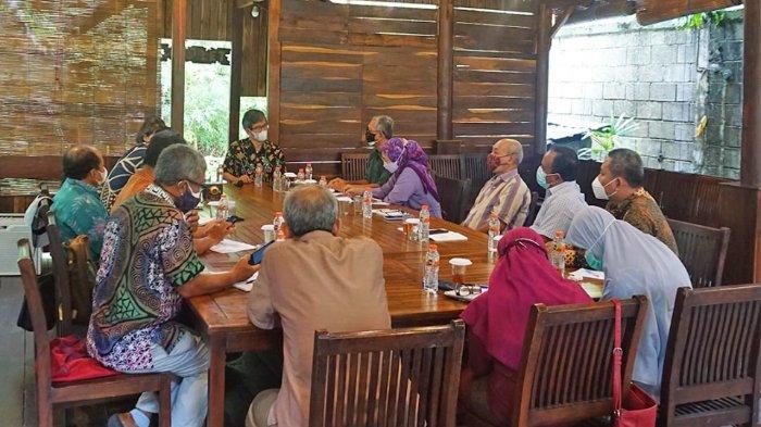Pengunjung mengadakan rapat di Pondok Makan Pelem Golek, Yogyakarta sembari menikmati hidangan.