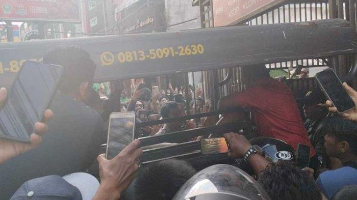 Potret pelaku penyanderaan bayi 2 bulan saat dievakuasi polisi.