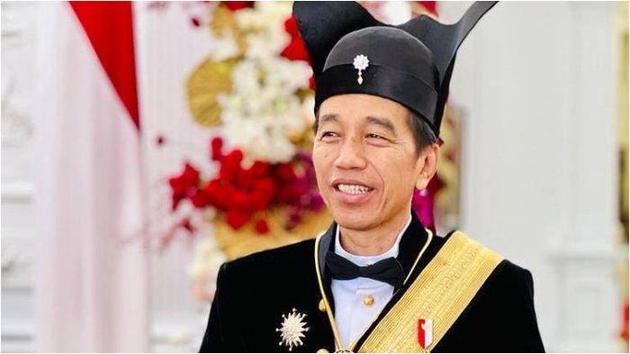 Presiden Joko Widodo (Jokowi) mengenakan baju adat Ageman Songkok Singkepan Ageng pada saat menghadiri Upacara Peringatan Detik-detik Proklamasi Kemerdekaan Republik Indonesia, Kamis (17/8/2023).