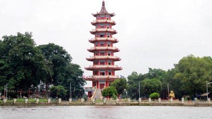 Kompleks Kelenteng dan Pagoda Hok Cing Bio di Pulau Kemaro, Palembang, Sumatera Selatan, Jumat (24/1/2014), dilihat dari Sungai Musi. Pulau di tengah Sungai Musi ini menjadi tujuan ratusan ribu orang dari sejumlah daerah setiap perayaan Cap Go Meh atau bulan purnama pertama setelah Imlek.
