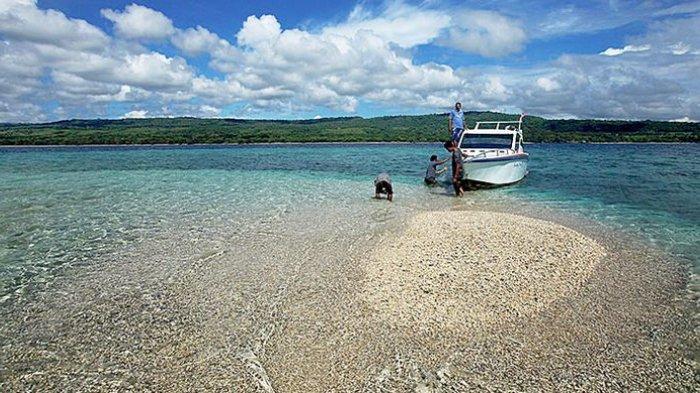 Pelancong bermain air dan mengamati ikan kecil di Takat Sagele, kawasan Pulau Moyo, Sumbawa Besar, Nusa Tenggara Barat, Selasa (28/3/2017). Selain menjadi surga para penyelam permukaan (snorkeling), Takat Segele yang merupakan pulau mini dari karang ini juga menarik para wisatawan untuk sekadar berfoto ataupun turun dari kapal untuk menginjakkan kaki di permukaannya yang dangkal.