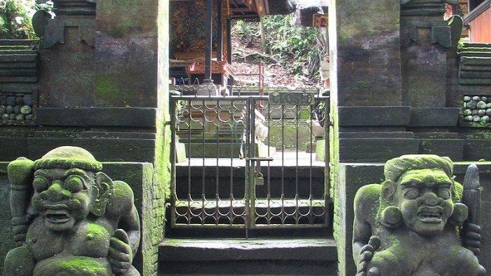 Pintu masuk menuju Pura Dalem Agung Padangtegal, Bali.