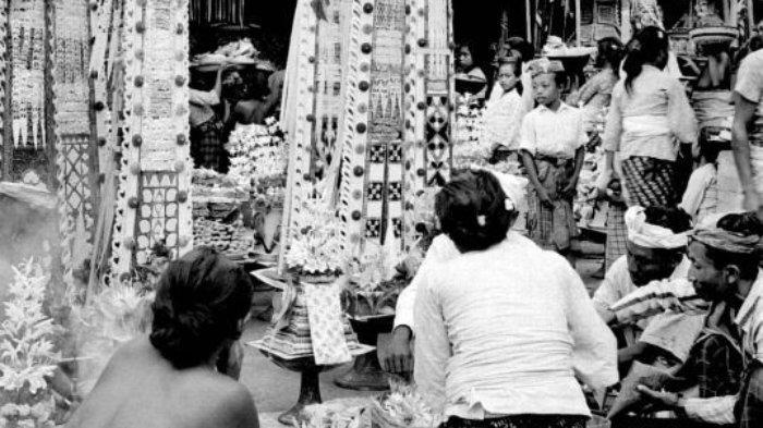 Seorang wanita memberikan persembahan hasil bumi di Pura Kehen Bali.