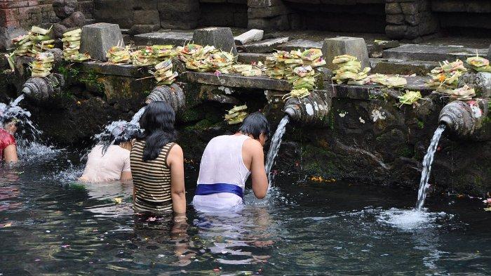 Kolam penyucian di Pura Tirta Empul Bali