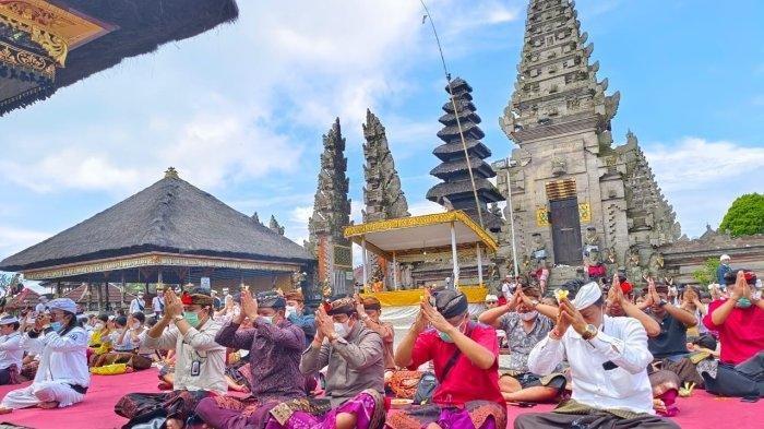 Pemkab Bangli saat ngaturang ayah-ayahan di Pura Ulun Danu Batur, Kintamani, Kamis 10 Maret 2022.