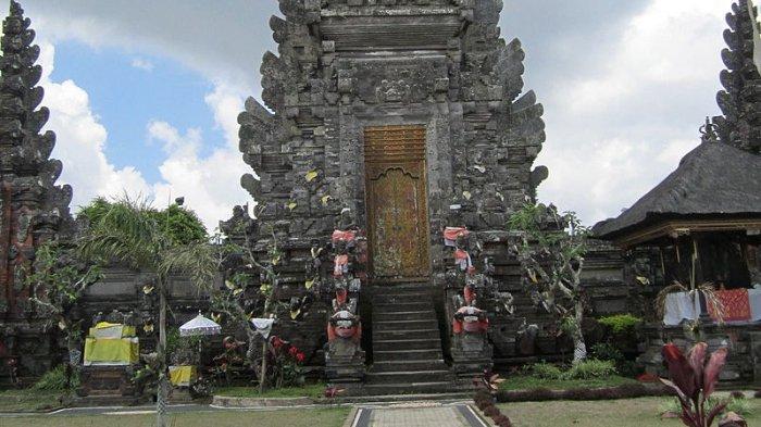 Paduraksa (juga kori agung) Pura Ulun Danu Batur sebagai pintu masuk menuju tempat suci terdalam Pura.