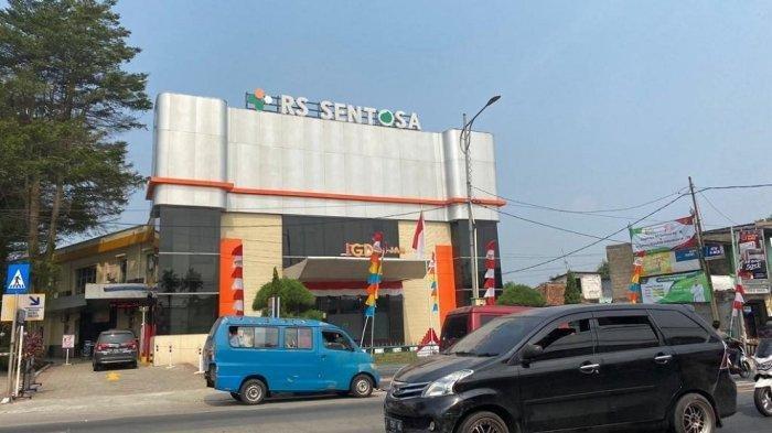 Sebanyak 15 tenaga kesehatan (nakes) Rumah Sakit Sentosa Bogor dinonaktifkan sementara buntut kasus bayi tertukar.