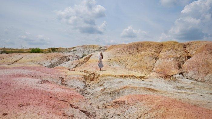 Marischka Prudence sedang berpose di Rainbow Hills Pekanbaru.