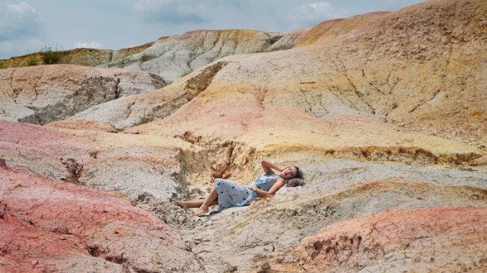 Marischka Prudence sedang berpose di Rainbow Hills Pekanbaru.