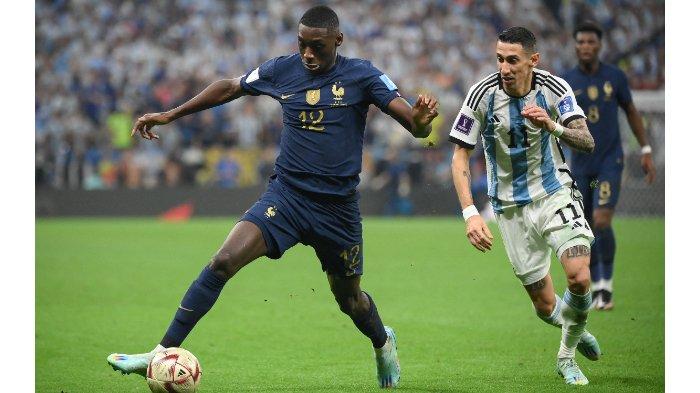 Penyerang Prancis Randal Kolo Muani berebut bola dengan gelandang Argentina, Angel Di Maria pada pertandingan final sepak bola Piala Dunia Qatar 2022 antara Argentina dan Prancis di Stadion Lusail di Lusail, utara Doha pada 18 Desember 2022.