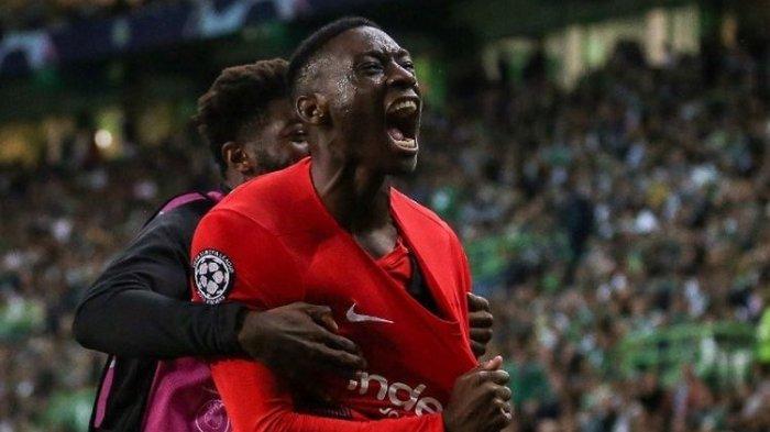 Penyerang Eintracht Frankfurt, Randal Kolo Muani, telah dipanggil ke skuad tim nasional Perancis di Piala Dunia 2022 untuk menggantikan Christopher Nkunku yang mengalami cedera.