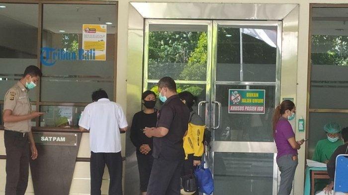 Keluarga bocah berusia 7 tahun yang meninggal dunia dengan suspek rabies saat berada di depan IGD RSUD Buleleng, Rabu (15/6)