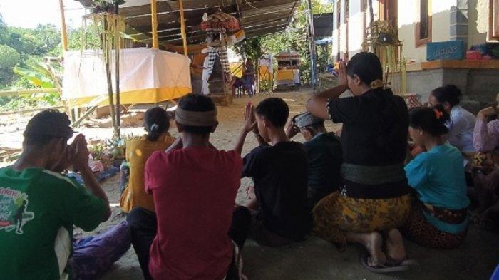 Suasana duka menyelimuti kediaman Kadek Riska Ariantini, Kamis (15/6/2023).