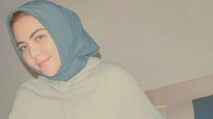 Ratu Rizky Nabila ketika mengenakan hijab biru