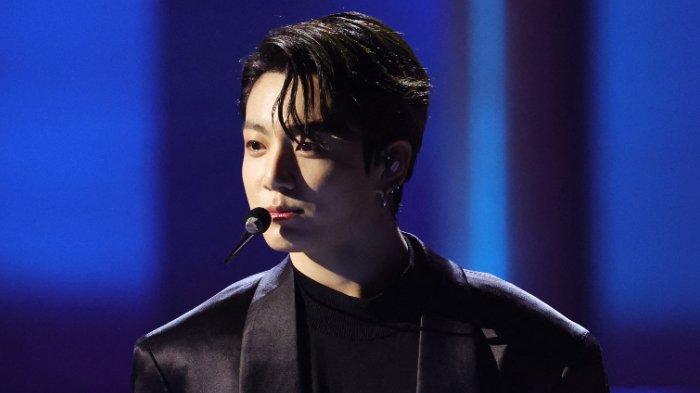 Jungkook dari BTS tampil di atas panggung selama Penghargaan GRAMMY Tahunan ke-64 di MGM Grand Garden Arena pada 03 April 2022 di Las Vegas, Nevada. Rich Fury/Getty Images untuk The Recording Academy/AFP