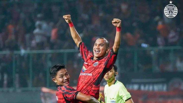 Riko Simanjuntak melakukan selebrasi usai mencetak gol dalam laga uji coba Persija vs Ratchaburi di Stadion Patriot Candrabhaga, Bekasi, Minggu (25/6/2023).