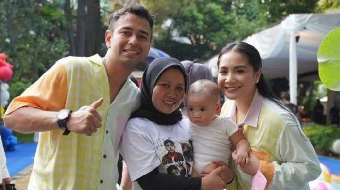 Rini Perdiyanti, pengasuh Rayyanza Malik Ahmad, bersama dengan Raffi Ahmad, Nagita Slavina, dan Rafathar Malik Ahmad.