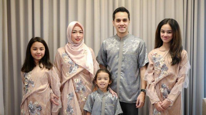 Rionaldo Stockhorst bersama istri dan anak-anaknya.