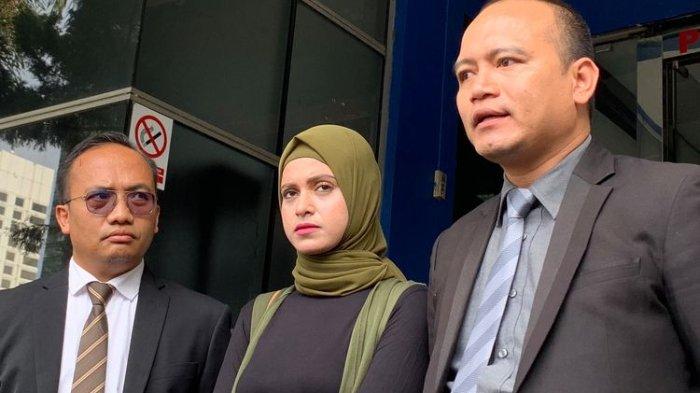 Sarah, istri aktor dan penyanyi Rizal Djibran melaporkan suaminya atas dugaan KDRT di Polda Metro Jaya, Jakarta Selatan, Senin (13/2/2023).