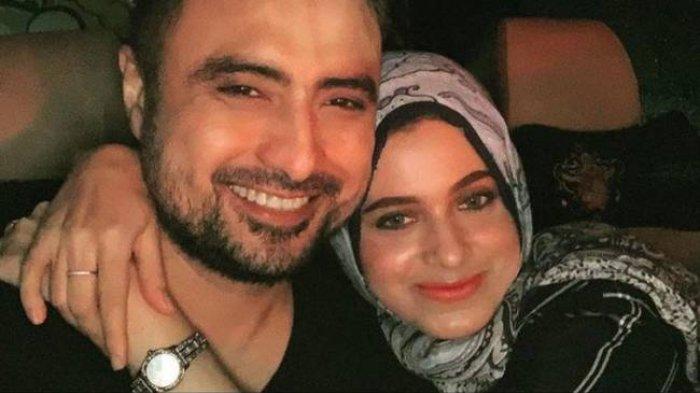 Aktor Rizal Djibran dan istrinya, Sarah.