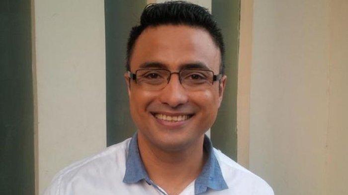 Artis peran Rizal Djibran diabadikan di Jalan Tendean, Jakarta Selatan, Selasa (16/6/2015).