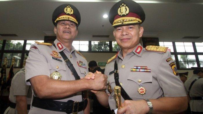 Kapolda Sulawesi Utara yang lama, Brigjen Pol Dicky Atotoy (kiri) bersalaman dengan pejabat baru, Brigjen Pol Robby Kaligis (kanan), di Rupatama Mabes Polri, Jakarta Selatan, Rabu (12/6/2013). Hari ini Mabes Polri melaksanakan serah terima jabatan 11 Kapolda di Indonesia, serta pejabat di lingkungan Mabes Polri.