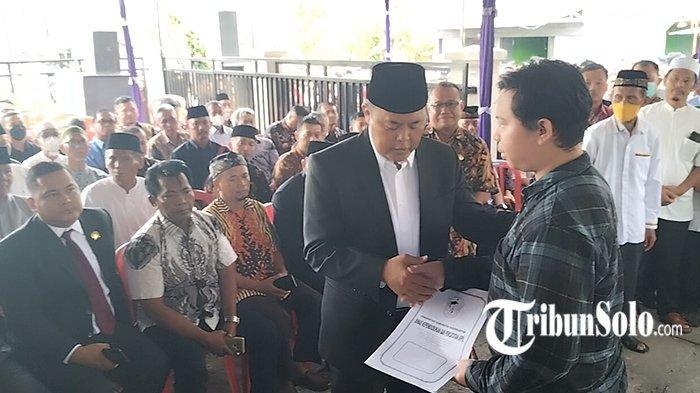 Bupati Karanganyar Juliyatmono menyerahkan akta kematian Rohadi Widodo kepada keluarga, di rumah duka, Desa Puntukrejo, Kecamatan Ngargoyoso, Kabupaten Karanganyar, Selasa (24/1/2023).