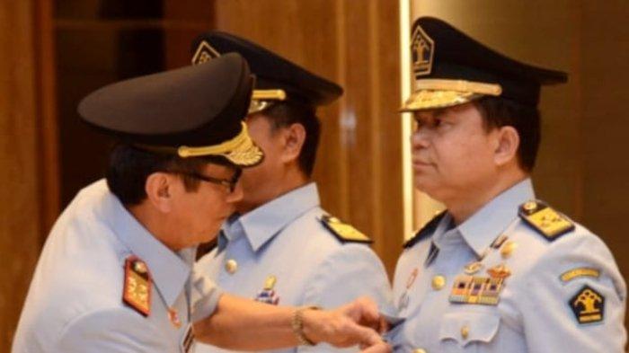 Menteri Hukum dan HAM Yasonna Laoly melantik Ronny F. Sompie menjadi Analis Keimigrasian Ahli Utama.