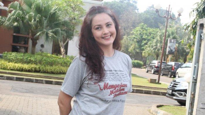 Roweina Umboh, pemeran tokoh Bu Broto, pada acara syukuran produksi film Mengejar Malam Pertama, di Studio Persari, Jagakarsa, Jakarta Selatan, Senin (9/6). Film bergenre humor ini berkisah tentang pengalam pengantin baru saat menghadapi malam pertama, diangkat dari novel best seller karya Wenda Koiman.