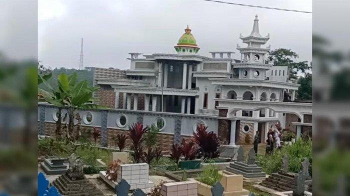 Rumah mewah milik Sertu Agus RA yang berada di tengah kuburan.