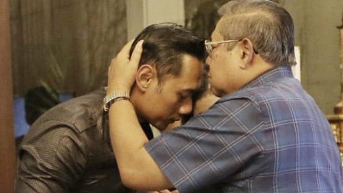 Presiden ke-6 Indonesia Susilo Bambang Yudhoyono (SBY) saat mencium kening anaknya Agus Harimurti Yudhoyono (AHY).